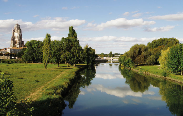 Canal anti-crues,destiné à soulager le débit de la Charente l